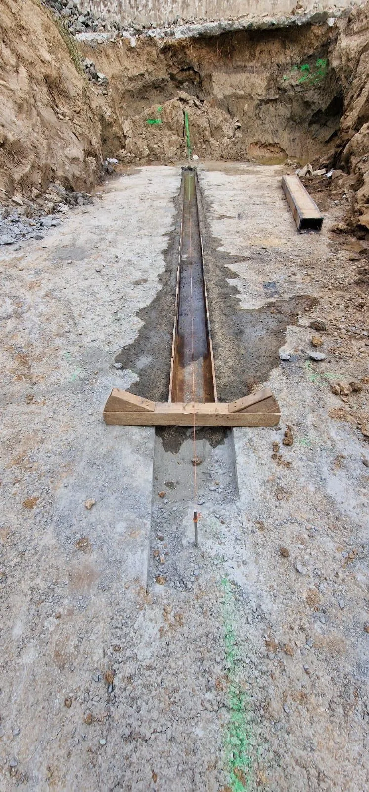 Pipe Ramming (Forajul prin percuție pneumatică) reprezintă o soluție tehnologică robustă în domeniul lucrărilor fără săpătură deschisă (trenchless), fiind ideală pentru instalarea conductelor din oțel sub obstacole critice precum căile ferate sau infrastructura rutieră majoră.