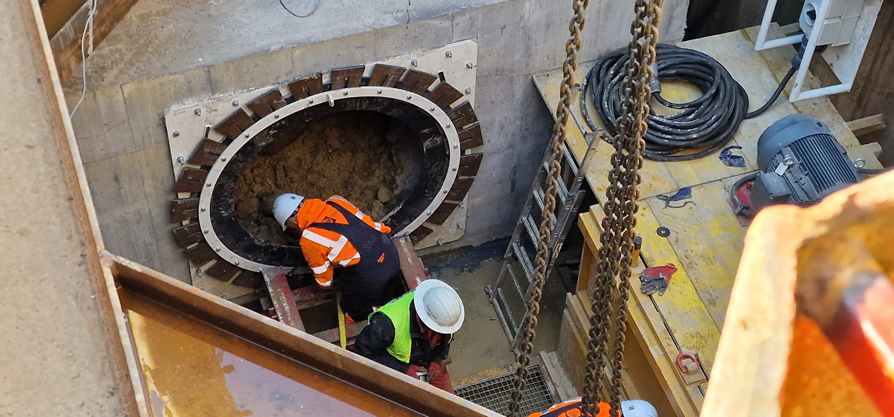 Microtunelarea (Pipe Jacking) reprezintă o tehnologie avansată de foraj fără șanț, ideală pentru instalarea conductelor cu precizie ridicată.