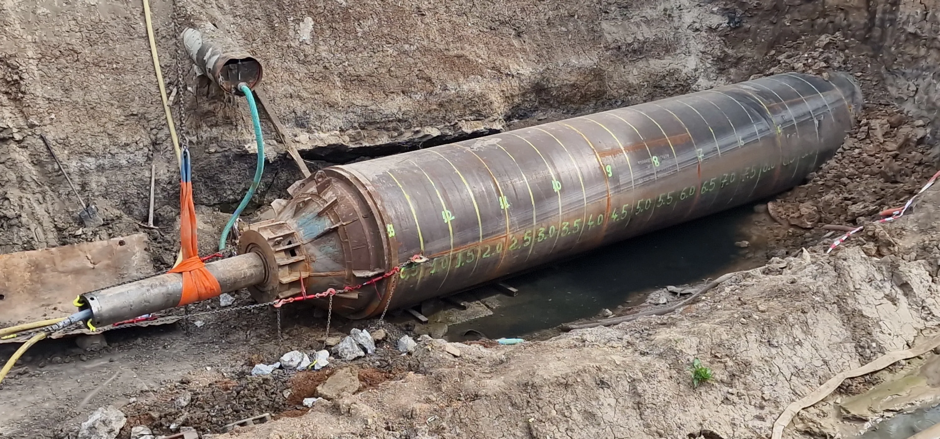 Pipe Ramming (Forajul prin percuție pneumatică) reprezintă o soluție tehnologică robustă în domeniul lucrărilor fără săpătură deschisă (trenchless), fiind ideală pentru instalarea conductelor din oțel sub obstacole critice precum căile ferate sau infrastructura rutieră majoră.