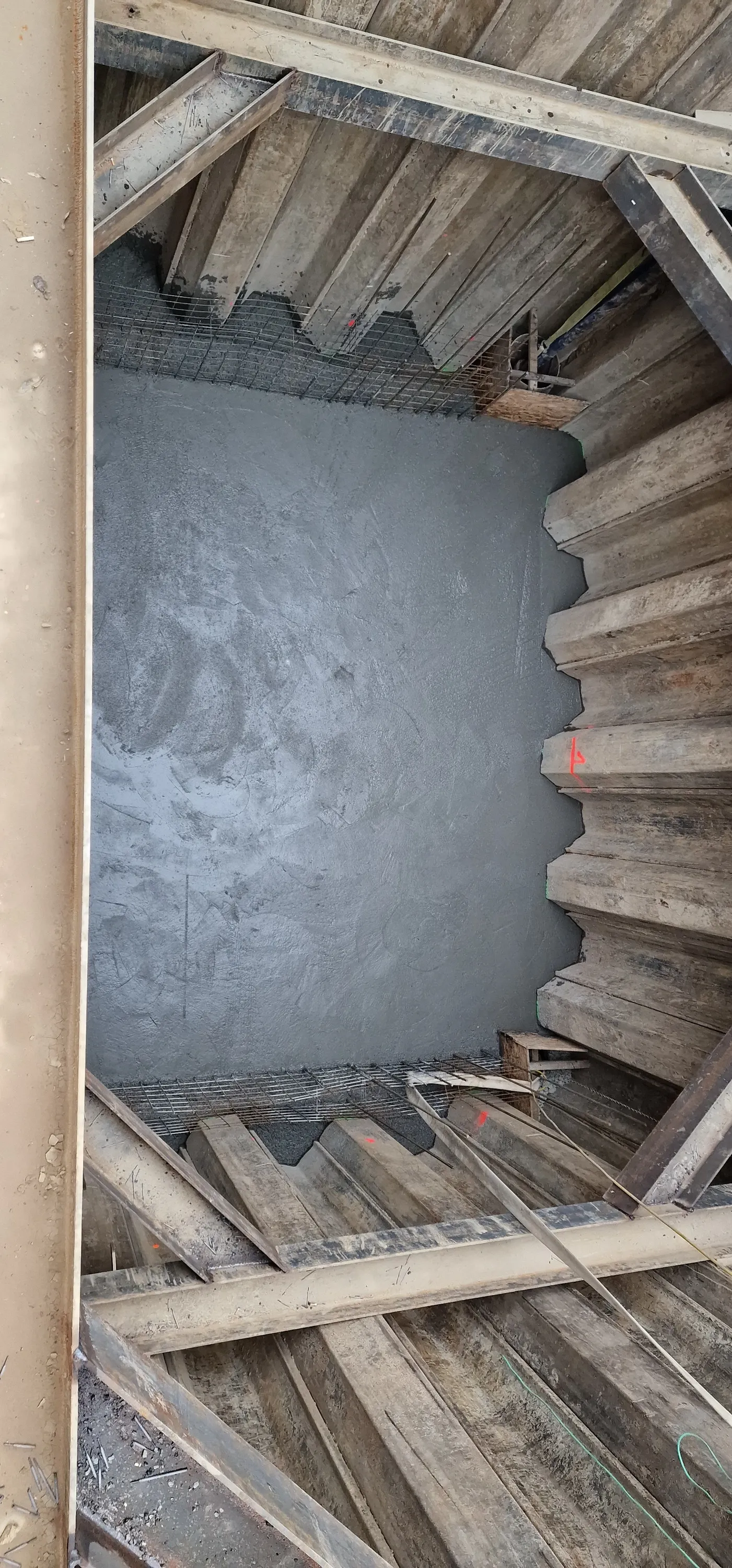 Microtunelarea (Pipe Jacking) reprezintă o tehnologie avansată de foraj fără șanț, ideală pentru instalarea conductelor cu precizie ridicată.